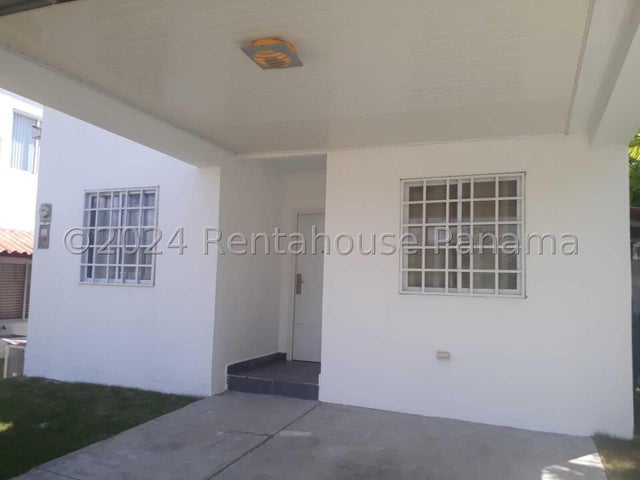 Charming House in Private Residential Near Beaches